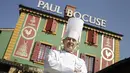 Almarhum master koki asal Prancis Paul Bocuse berpose di luar restoran bintang tiga Michelin yang terkenal L'Auberge du Pont de Collonges di Collonges-au-Mont-d'or, Prancis tengah pada 24 Maret 2011. (AP Photo / Laurent Cipriani, File)