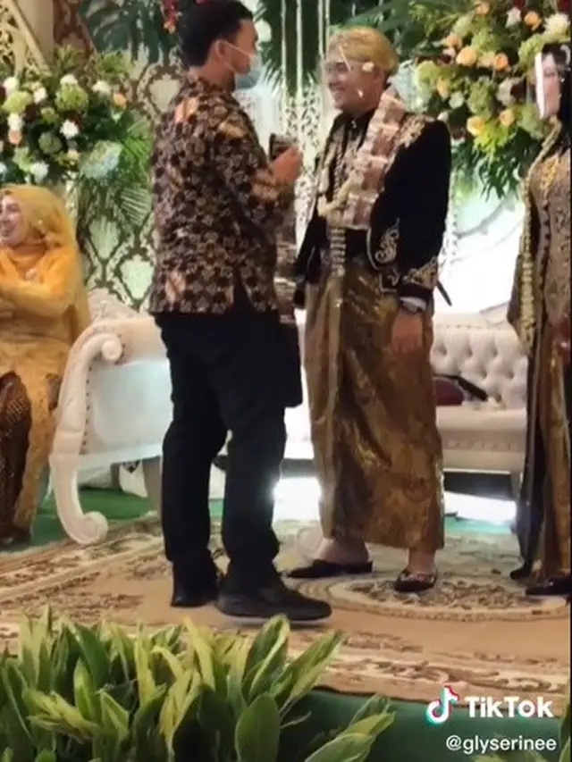 Viral, Video Resepsi Pernikahan Sumbang Sembako Dihadapan Mempelai Ini Kocak