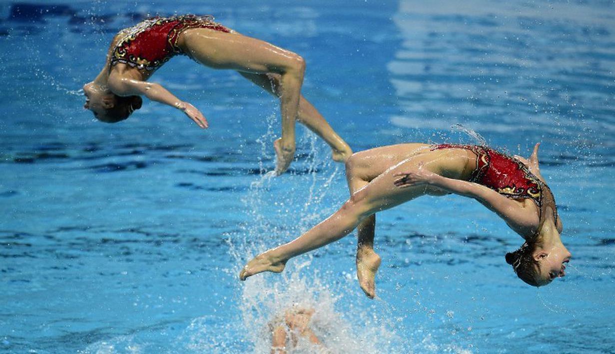 Tim putri Rusia beraksi di nomor final Team Free Combination renang indah Kejuaraan Dunia Akuatik 2015 di Kazan, Rusia. (1/8/2015). (AFP Photo/Martin Bureau)