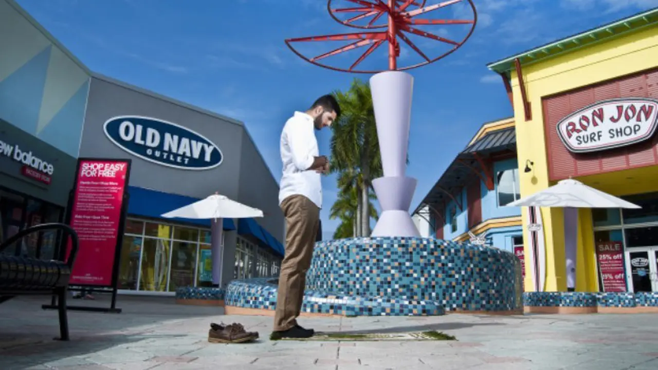 Potret Muslim Salat di Tempat Terbuka Ini Buat Publik Simpati