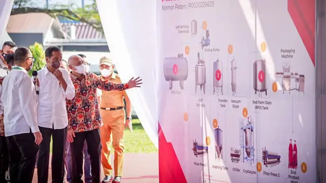 Presiden Joko Widodo meninjau proses penelitian minyak makan merah di Pusat Penelitian Kelapa Sawit (PPKS), Kampung Baru, Kota Medan.