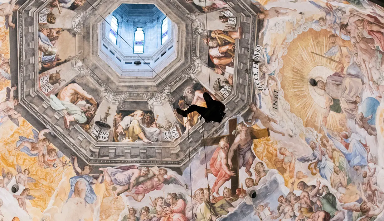 Siluet seorang teknisi yang bergelantungan di tali saat ia memeriksa kubah katedral Basilica di Santa Maria del Fiore di Italia (11/1). (Claudio Giovannini/Opera del Duomo press office via AP)