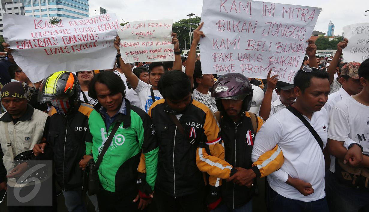 Ratusan massa dari pengemudi online berunjuk rasa di depan Gedung MPR/DPR, Jakarta, Senin (27/2). Serta kebijakan terkait suspend sepihak dari perusahaannya, dan menutup penghapusan PermenHub no 15 tahun 1998. (Liputan6.com/Johan Tallo)