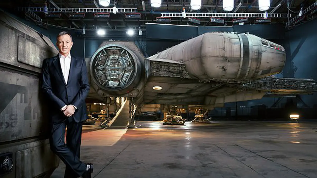 Mengintip Lebih Dekat Kapal Millennium Falcon Versi Star Wars VII