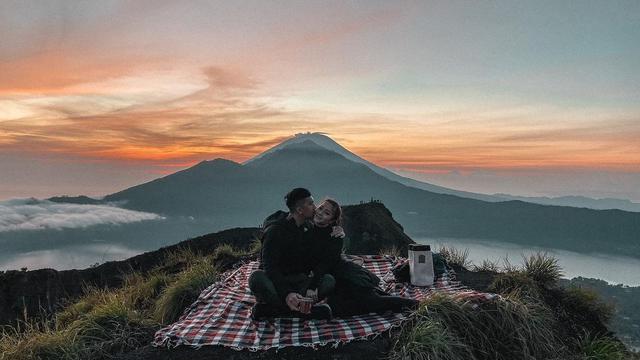 7 Momen Nikita Willy dan Indra Priawan Kembali Bulan Madu, Romantis