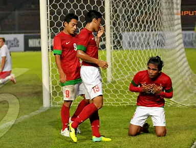 Zulham Manik Zamrun mengucapkan syukur usai mencetak gol ke gawang Kyrgyzstan (Liputan6.com/ Helmi Fithriansyah)