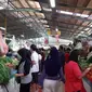 Suasana Pasar Modern BSD, Kecamatan Serpong, Kota Tangsel, Minggu (26/4/2020) pagi. (Liputan6.com/Pramita Tristiawati)