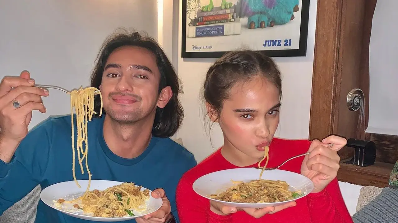 Main Film Bareng, Ini 7 Momen Kebersamaan Omar Daniel dengan Aurora Ribero