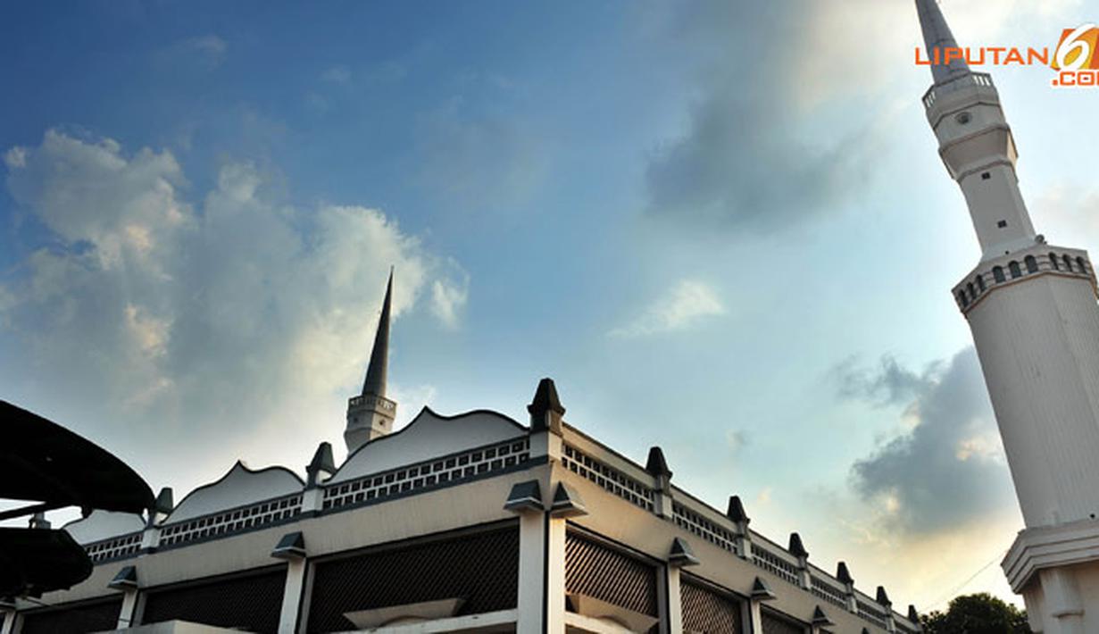 Bentuk arsitekturnya khas masjid tua di pulau Jawa sebelum abad ke-19, yaitu tidak mempunyai kubah setengah lingkaran dan menara dengan bulan-bintang di atasnya. Hanya ada atap lancip atau sebuah cungkup seperti bangunan Hindu Jawa.(Liputan6.com/Abdul Azi