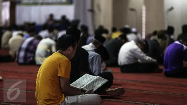 20160606-Puasa Hari Pertama, Warga Isi Waktu dengan Bertadarus di Masjid Istiqlal-Jakarta