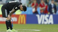 Bintang Argentina, Lionel Messi, tampak sedih usai ditahan imbang Islandia pada laga Grup D Piala Dunia di Stadion Spartak, Moskow, Sabtu (16/6/2018). Dirinya gagal penalti, Argentina ditahan imbang 1-1 oleh Islandia. (AFP/Antonio Calanni)