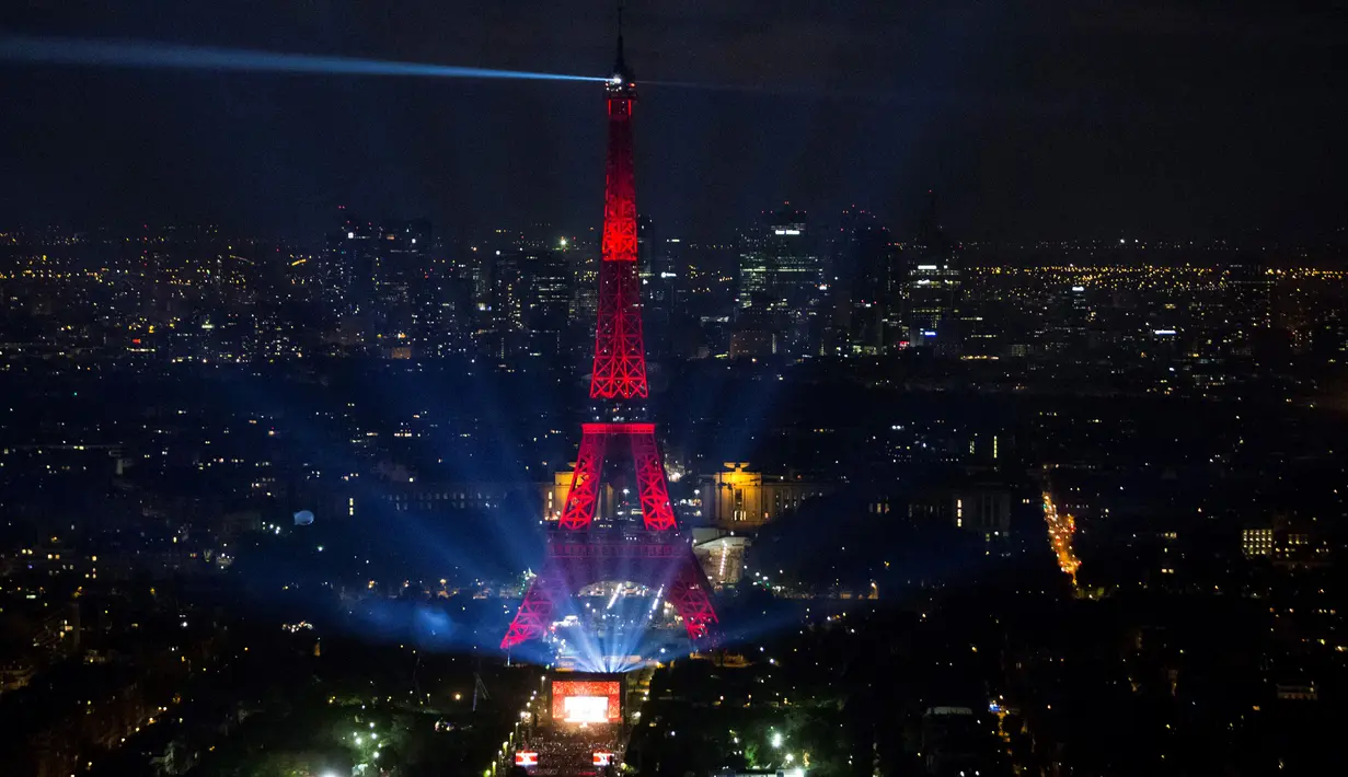 Kemeriahan konser di area Paris fan zone jelang Piala Eropa 2016 di Champs de Mars, Menara Eiffel, Paris, (9/6/2016). (AFP/Geoffroy Van Der Hasselt)