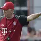 Aksi Carlo Ancelotti pada latihan perdana bersama Bayern Munchen di Stadion klub FC Bayern Munich, Jerman, (11//7/2016). (AFP/Guenter Schiffmann)