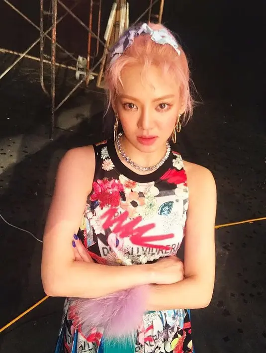 "Kala itu sulit bagiku untuk menerima kenyataan jika aku gagal menjadi center. Jadi aku sempat mengalami masa-masa yang berat. Tapi aku sadar jika orang-orang pasti mengenaliku walaupun aku berdiri di samping," tutupnya. (Foto: instagram.com/watasiwahyo)