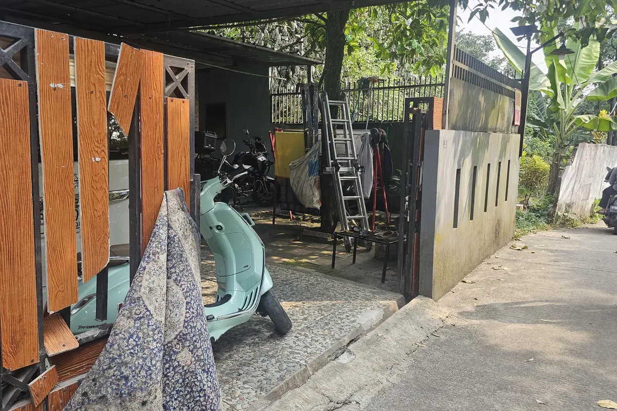 Garasi rumah korban mengalami kerusakan usai cekcok dengan tetangga di wilayah Rangkapan Jaya Baru, Depok. (Liputan6.com/Dicky Agung Prihanto)