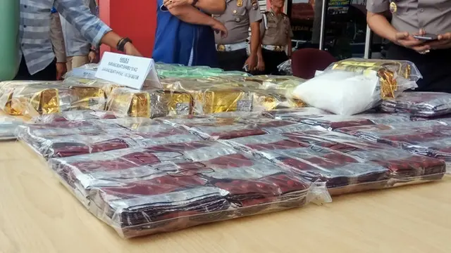Barang bukti narkoba, mulai dari pil happy five dan sabu, dari Malaysia yang disita Polda Riau