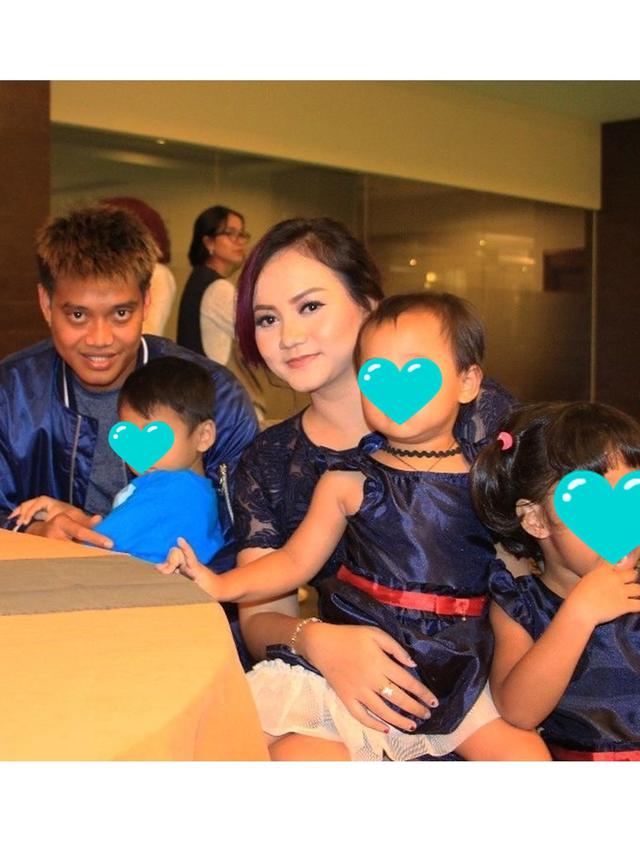 6 Potret Lawas Kurnia Meiga dan Istri, Kini Jualan Keripik Demi Sambung Hidup