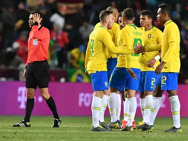 Selebrasi dilakukan peain Brazil usai Gabriel Jesus mencetak gol kedua Brazil pada laga persabahabatan yang berlangsung di Stadion Sinobo, Praha, Rabu (27/3). Brazil menang 3-1 atas Republik Ceko. (AFP/Joe Klamar)