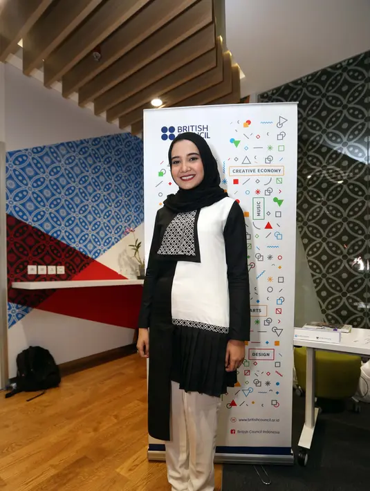 Ditemui di British Council Indonesia, kawasan SCBD, Jakarta Selatan, Jumat (12/2/2016), desainer cantik berhijab ini mengaku berdosa jika  tidak membantu mempromosikan kain tradisional Indonesia. (Nurwahyunan/Bintang.com)