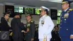 Kapolri Jenderal Pol Badrodin Haiti (kedua kiri) memasangkan Bintang Bhayangkara Utama kepada KSAD Jenderal TNI Mulyono di Mabes Polri Jakarta, Senin (16/5/2016). Acara dihadiri segenap petinggi Mabes Polri. (Liputan6.com/Helmi Fithriansyah)