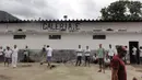 Para tahanan berkumpul di area penjara Instituto Penal Placido de Sa Carvalho, Rio de Janeiro, Brasil, (18/1/2016). Ahli Hukum dan Keamanan Brasil mengatakan pemerintah Brasil tidak mampu mengatasi kondisi penjara ini. (AP Photo)
