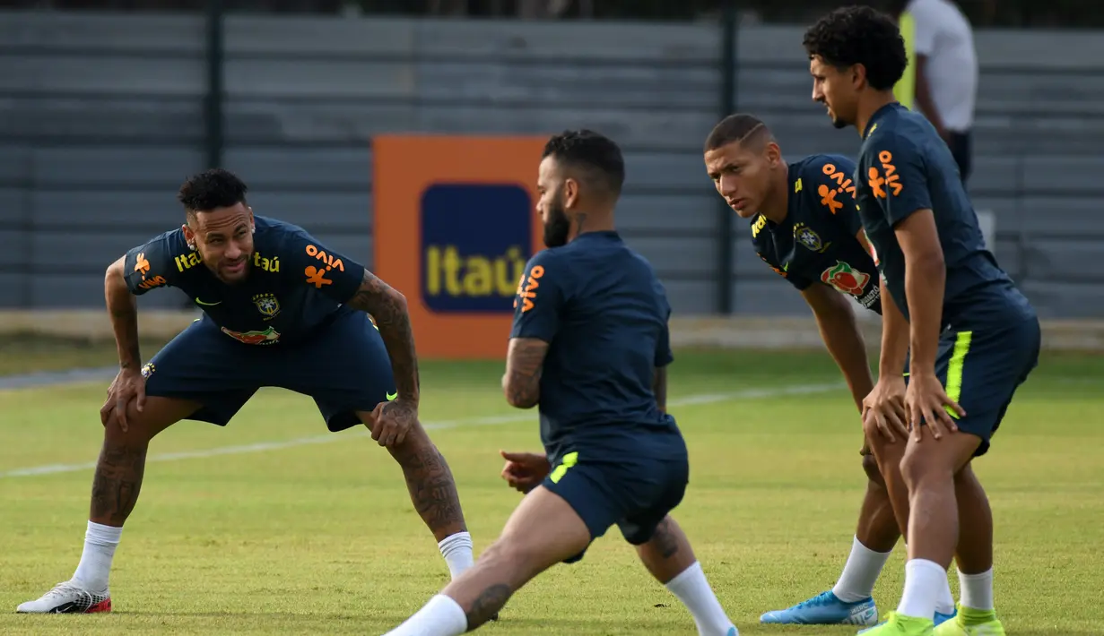 Penyerang Brasil, Neymar (tengah) bersama rekan-rekannya melakukan pemanasan saat mengikuti sesi latihan tim di Singapura (7/10/2019).  Brasil akan menghadapi Senegal pada pertandingan persahabatan di Singapore National Stadium pada 10 Oktober 2019. (AFP Photo/Roslan Rahman)