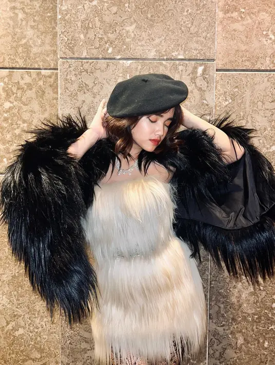 Fuji , adik ipar Vanessa Angel itu tampil sedikit berbeda. Pemilik nama lengkap Fujianti Utami Putri itu mengenakan dress bernuansa warna putih bulu-bulu dengan memadupadankan dengan aksesoris serba hitam. (instagram/fuji_an)