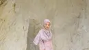 Untuk tampilan mewah, kamu bisa pilih gamis dengan material silk. Seperti yang dikenakan Laudya Cynthia Bella ini. Padukan dengan hijab warna senada. (Instagram/laudyacynthiabella).