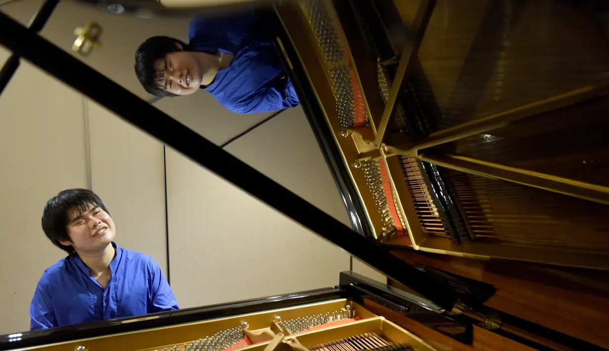 Seorang pianis tuna netra asal Jepang Nobuyuki Tsujii bermain piano di sebuah studio di Tokyo (28/9). Nobuyuki Tsujii dijuluki bocah ajaib dengan kemampuan bermusiknya yang mendapatkan banyak penghargaan. (AFP Photo/Toru Yamanaka)