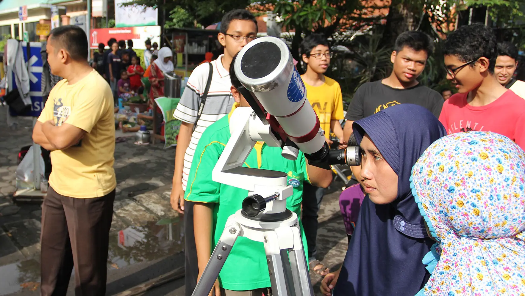 Para santri juga mengajak masyarakat menonton bareng (nobar) gerhana matahari di Pondok Pesantren Assalam di Solo. (Reza Kuncoro/)