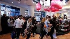 Sejumlah pengunjung wanita berlarian ketika pintu department store Galeries Lafayette terbuka di Paris, Rabu (22/6). Warga Prancis memanfaatkan diskon besar-besar awal penjualan musim panas untuk berbelanja. (REUTERS/Jacky Naegelen)