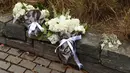 Karangan bunga yang diletakkan oleh Presiden Argentina, Mauricio Macri dan Ibu Negara, Juliana Awada saat mengunjungi lokasi serangan truk pikap di New York, Selasa (7/11). Lima dari delapan korban meninggal adalah warga Argentina (TIMOTHY A. CLARY / AFP)