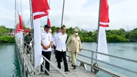 Presiden Joko Widodo (Jokowi) meresmikan Jembatan Gantung Wear Fair, di Kabupaten Maluku Tenggara, Rabu (14/9/2022). (Setpres)