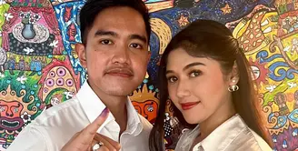 Kaesang menggunakan kemeja lengan panjang berwarna putih yang dipadukan dengan celana panjang berwarna krem. Sementara, Erina mengenakan atasan berwarna putih gading dan celana panjang berwarna hitam. [@erinagudono]