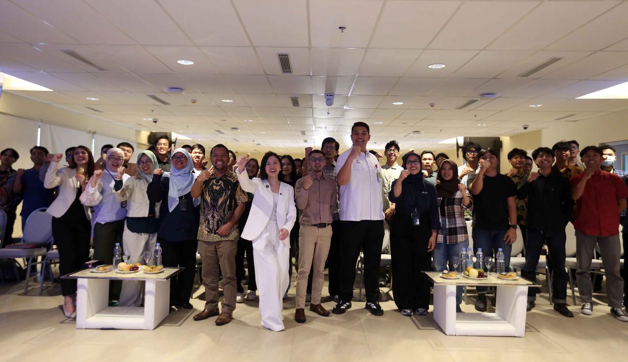 Para pembicara dan peserta Upstream Force We Are The Energy berfoto bersama usai seminar di Auditorium Lantai 2 Gedung Interdisciplinary Engineering Fakultas Teknik Universitas Indonesia (IDE FTUI), Depok, Jawa Barat, Selasa (4/11/2025). "Upstream Force We Are The Energy" merupakan slogan dan menjadi tema roadshow kampus yang dipersembahkan oleh Pertamina Hulu Energi (PHE), Subholding Hulu dari Pertamina, perusahaan minyak dan gas milik negara Indonesia. (Liputan6.com/Helmi Fithriansyah)