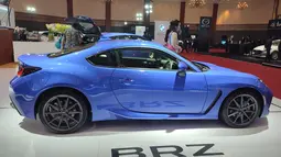 Subaru BRZ memiliki desain yang aerodinamis yang terlihat jelas jika dilihat dari sisi samping. Mobil sport ini memiliki garis atap yang melengkung dan menurun pada bagian belakangnya untuk memperkecil hambatan angin saat melaju. Pada sisi samping mobil ini juga terdapat air outlet dan cladding. Selain itu, mobil ini memiliki velg keren berukuran 18 inci.