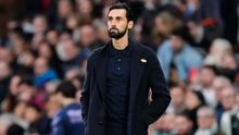 Pelatih kepala Real Madrid, Alvaro Arbeloa, menyaksikan pertandingan La Liga Spanyol antara Real Madrid dan Levante dari pinggir lapangan di Madrid, Spanyol, Sabtu, 17 Januari 2026. (AP Photo/Jose Breton)
