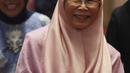 Istri Perdana Menteri Malaysia, Wan Azizah Wan Ismail saat mengunjungi Masjid Istiqlal, Jakarta Senin (9/1/2023). Wan Azizah berada di Jakarta untuk mendampingi suaminya Anwar Ibrahim yang melakukan kunjungan kenegaraan di Indonesia sejak Minggu (8/1). (Liputan6.com/Herman Zakharia)