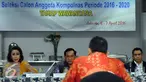 Sekretaris Pansel Kompolnas, Yenti Garnasih (kiri) mengajukan pertanyaan pada salah satu peserta seleksi Calon Anggota Kompolnas 2016-2020 di Jakarta, Rabu (6/4/2016). 24 peserta mengikuti sesi wawancara secara terbuka. (Liputan6.com/Helmi Fithriansyah)