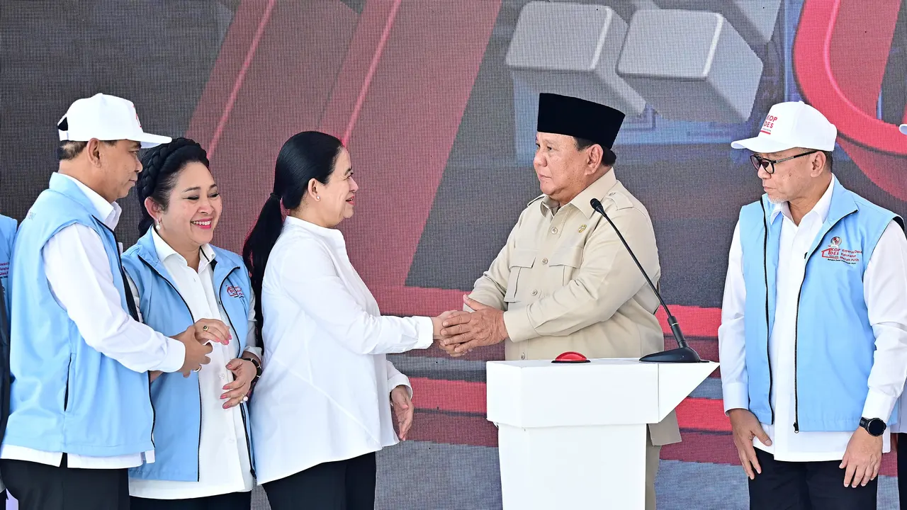 Ketua DPR RI Puan Maharani bersama Presiden Prabowo Subianto saat menghadiri peluncuran kelembagaan 80 ribu Kopdes Merah Putih di Kecamatan Wonosari, Kabupaten Klaten, Jawa Tengah, Senin (21/7/2025).