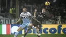 Aksi bek AC Milan, Davide Calabria berduel dengan pemain Lazio Joaquin Correa pada laga lanjutan Serie A yang berlangsung di stadion, Olimpico, Roma, Senin (26/11). AC Milan ditahan imbang 1-1. (AFP/Filippo Monteforte)