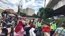 Petugas mengatur lalu lintas di Jalan Jati Baru Raya, Jakarta, Jumat (22/12). Terkait penataan PKL, Pemprov DKI Jakarta mulai menutup sepanjang jalan di depan Stasiun Tanah Abang pukul 08.00-18.00 WIB. (Liputan6.com/Immanuel Antonius)