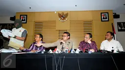 Pimpinan KPK, Johan Budi (tengah) memberikan keterangan pers terkait uang hasil Operasi Tangkap Tangan (OTT) anggota DPR RI dari Partai Hanura, Dewie Yasin Limpo di Gedung KPK, Jakarta, Rabu (21/10/2015). (Liputan6.com/Helmi Afandi)