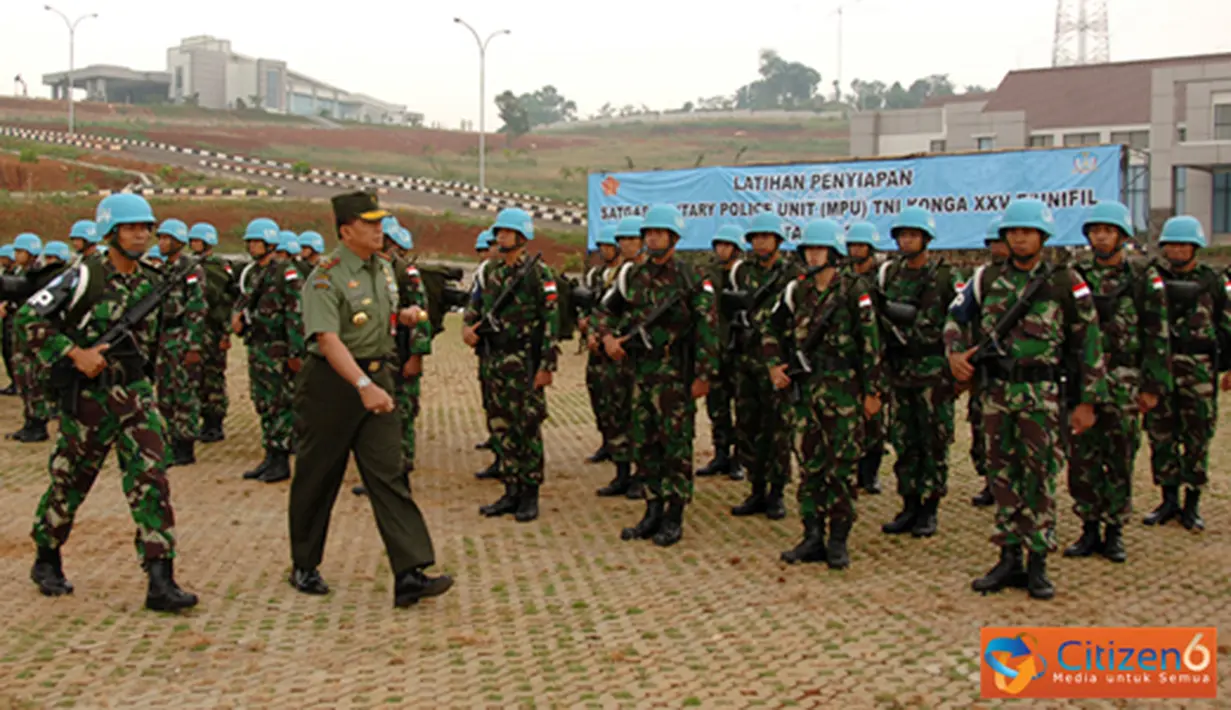 Citizen6, Bogor: Dan PMPP TNI Brigjen TNI Imam Edy Mulyono, secara resmi menutup latihan penyiapan Satgas MPU TNI Konga XXV-E/Unifil TA. 2012, dalam sebuah upacara militer di Markas PMPP TNI, Sentul-Bogor, Selasa (5/6). (Pengirim: Badarudin Bakri)
 