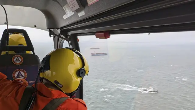 Tim penjaga pantai Filipina mengecek tumpahan minyak akibat kapal tanker tenggelam dipicu hujan lebat dari Topan Gaemi. (AP)