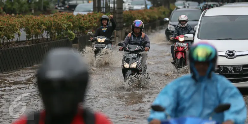 20151124-Awas, Jalur Lambat Rasuna Said Tergenang Air Akibat Hujan Lebat-Jakarta