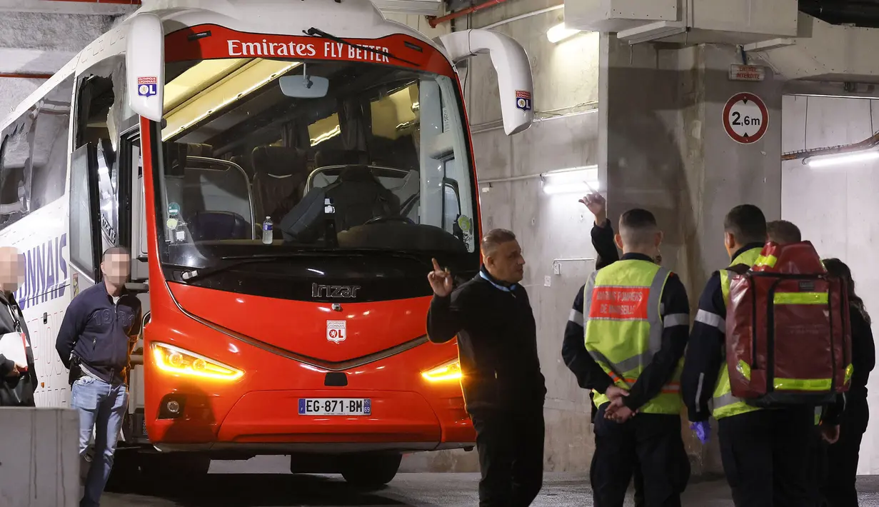 Sejumlah petugas tengah memeriksa bus tim Lyon setelah terjadi penyerangan oleh suporter Marseille jelang laga pekan ke-10 Liga Prancis 2023 di Stade Velodrome, Marseille, Prancis pada Minggu (29/10/2023). (AFP/Christophe Simon)