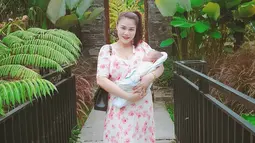 DJ Butterfly pun menceritakan kebahagiaannya menjadi seorang ibu. Salah satu yang paling berkesan adalah momen saat ia menyusui. (Liputan6.com/IG/dj_kattybutterfly36)