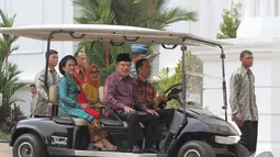 Jokowi dan JK tiba di lokasi pemotretan dengan mengendarai mobil khusus istana, Jakarta, Senin (27/10/2014). (Liputan6.com/Herman Zakharia)
