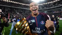 Senyum bahagia Kylian Mbappe saat timnya meraih Coupe De La Ligue di Stade Matmut Atlantique, Bordeaux, Sabtu (31/3/2018) waktu setempat. PSG menang 3-0. (AFP/Franck Fife)